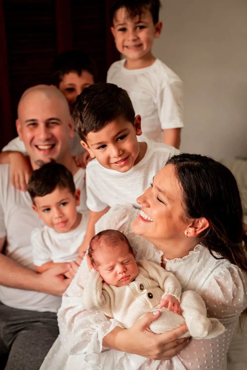 Família reunida com os filhos, em ambiente de afeto e ordem