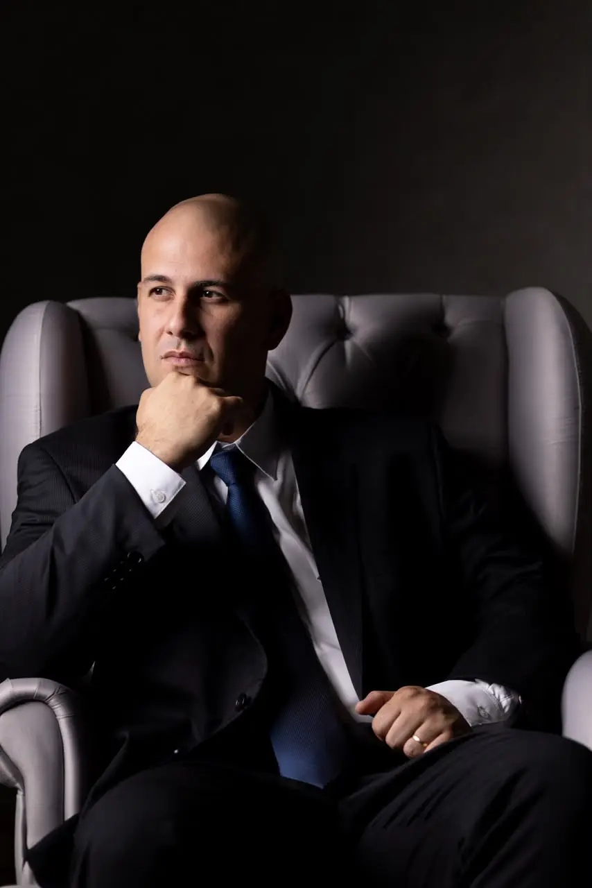 Maurício Feres, terapeuta, sentado em poltrona durante atendimento